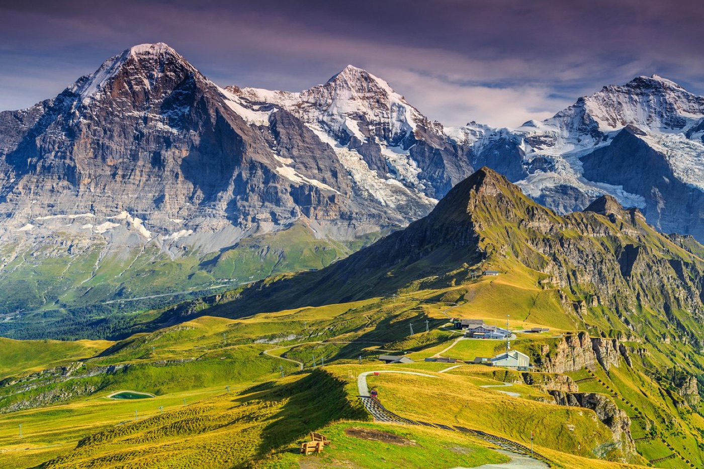 Alpenpanorama mit Bergpanorama und Wanderwegen