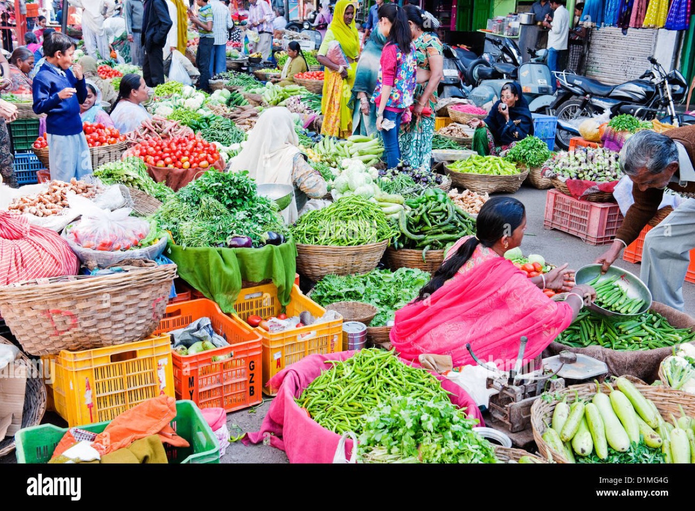 Bunter Obst- und Gemüsemarkt mit lokalen Erzeugern
